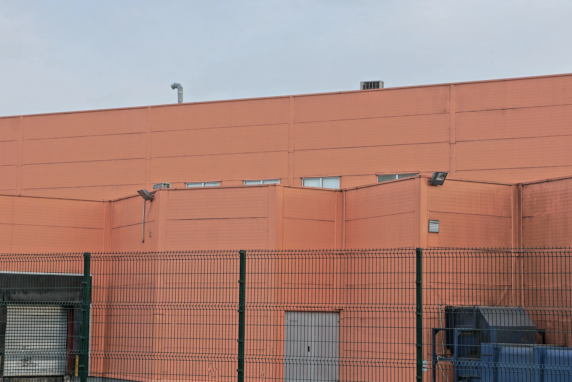 building-with-commercial-fence-made-by-commercial-fencing-company-near-me