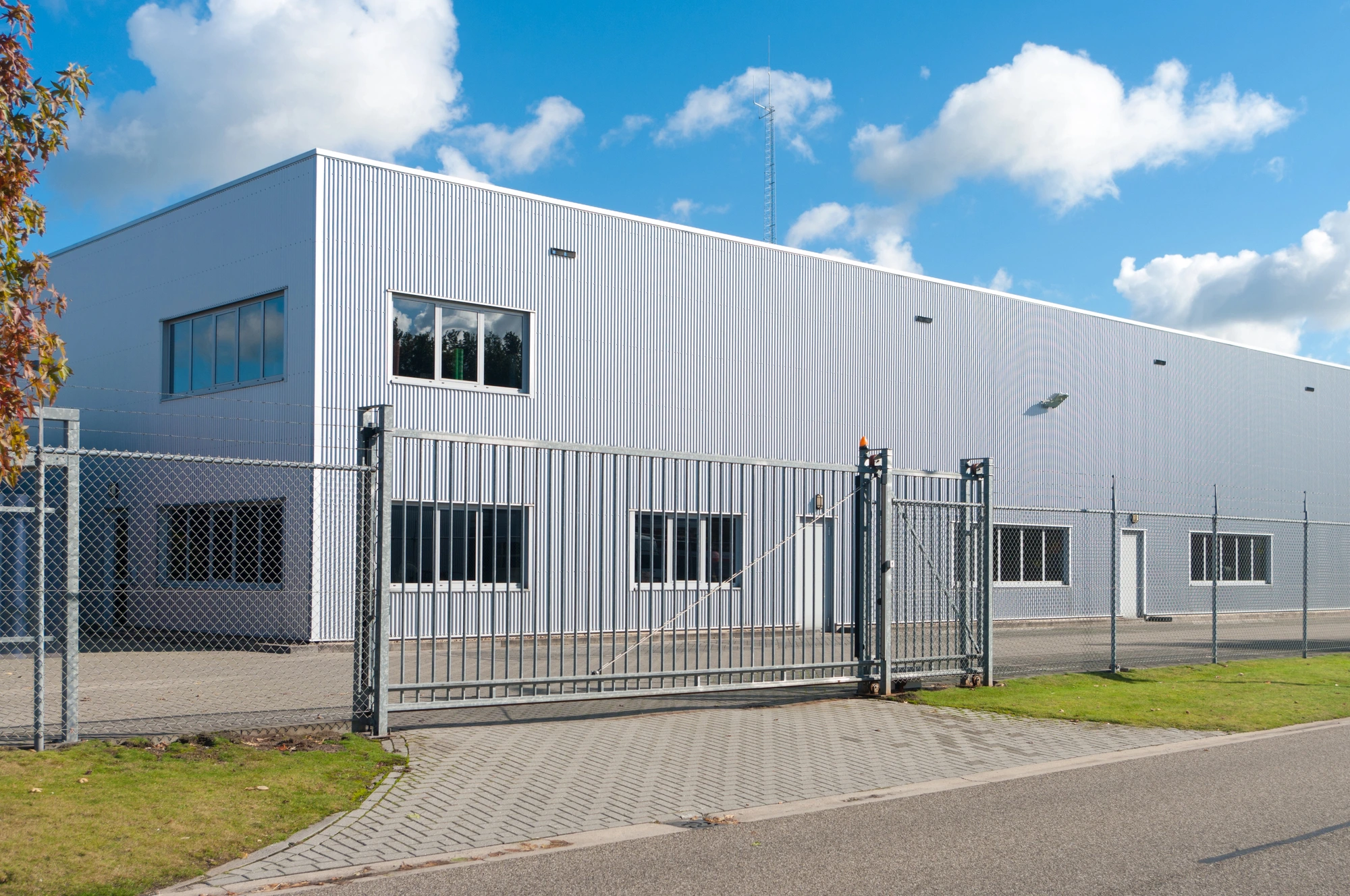 commercial-building-with-fence-made-by-a-commercial-fencing-company-near-me
