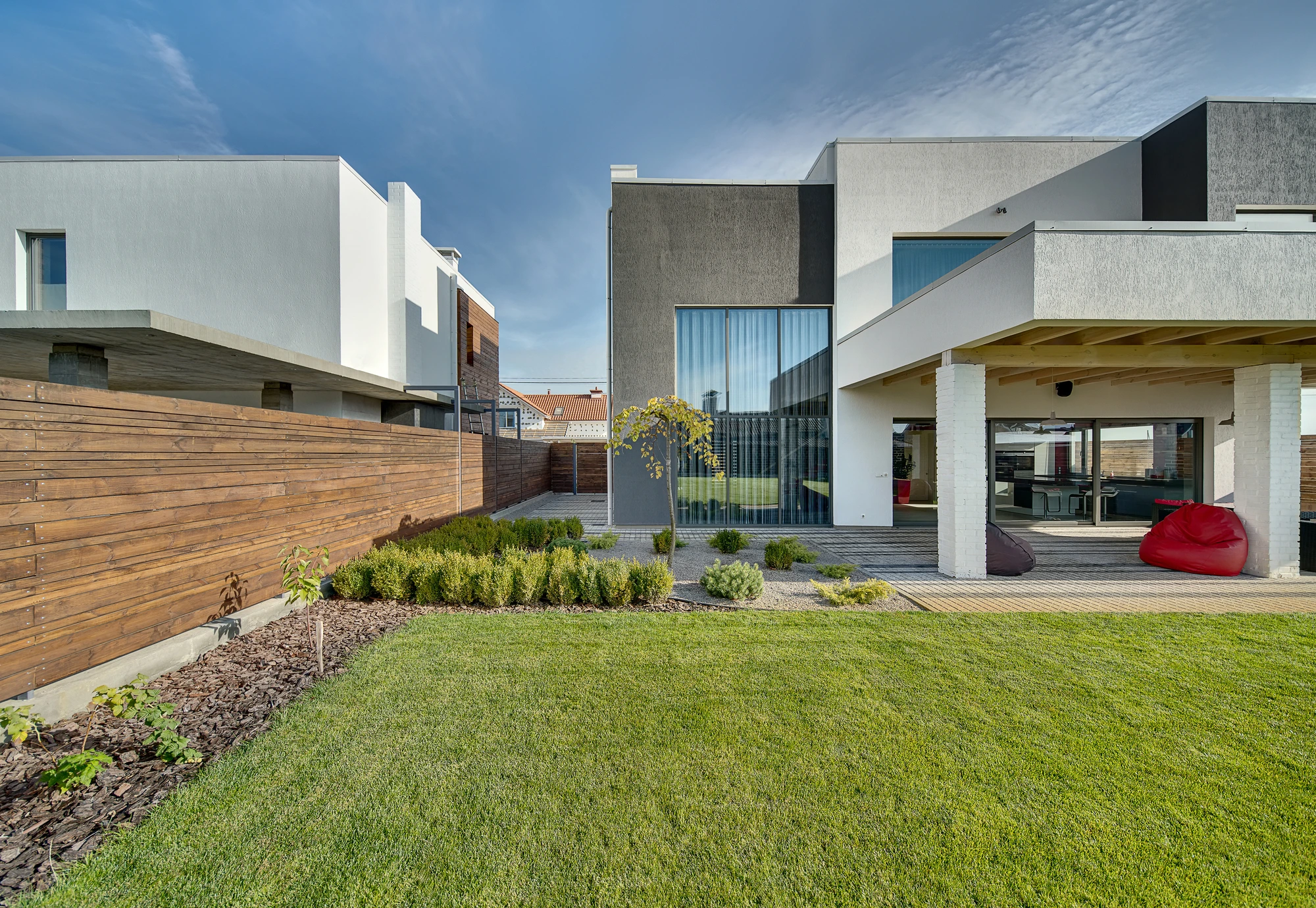 modern-house-with-affordable-fencing